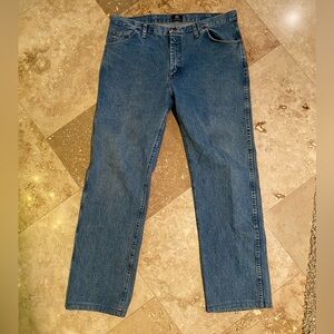 Men’s Wrangler’s Blue Jeans Boot Cut-
Very lightly used